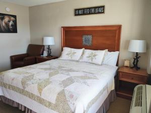 Premium King Room room in The Lodge at Russell - Russell Inn