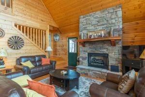 Views on 2 Decks~Pool Table~Hot Tub~Near Asheville