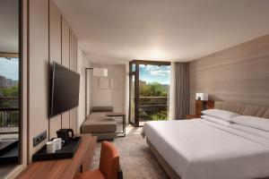 Signature King, Guest room, 1 King, Balcony room in Lisbon Marriott Hotel
