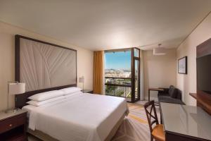 Executive King, Club lounge access, Guest room, 1 King, High floor, Balcony room in Lisbon Marriott Hotel