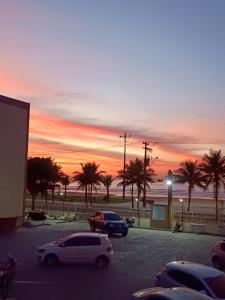 Kitnet frente pro mar em Vila Caiçara, portaria 24 hs e wifi