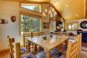 Elegant Big Bear Cabin Half Mi to Big Bear Lake!