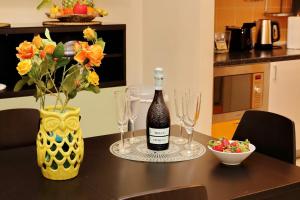 CASA GIULIANA - 3BR 2BATH, 2nd floor historic mansion with lift & doorman, comfortable, chic, family friendly, 600 meters from Vatican & Ottaviano metro, quietest area of P R A T I wealthy, secure, accessible district - Warm guest care in 4 languages