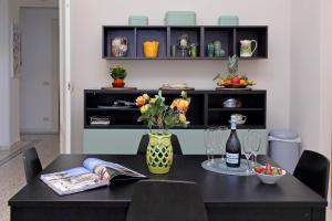 CASA GIULIANA - 3BR 2BATH, 2nd floor historic mansion with lift & doorman, comfortable, chic, family friendly, 600 meters from Vatican & Ottaviano metro, quietest area of P R A T I wealthy, secure, accessible district - Warm guest care in 4 languages