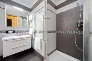 CASA GIULIANA - 3BR 2BATH, 2nd floor of historic mansion with lift and doorman, comfortable, chic, family friendly, 600 meters from Vatican & Ottaviano metro, quietest area of P R A T I wealthy, secure, accessible district - Warm guest care in 4 lang