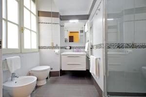 CASA GIULIANA - 3BR 2BATH, 2nd floor historic mansion with lift & doorman, chic, family friendly with baby equipment, 600 meters from Vatican & Ottaviano metro, quietest area of P R A T I wealthy, secure, accessible district - Guest care in 4 languag