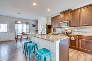 City Townhome 17 Mi to Downtown Atlanta!