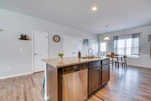 City Townhome 17 Mi to Downtown Atlanta!