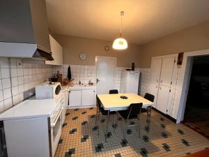 Maisons de vacances Gite Saint-Hilaire-sur-Benaize, 3 pieces, 4 personnes - FR-1-591-106 : photos des chambres