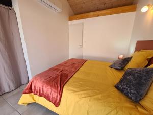 Maisons de vacances Gite La Vernelle, 3 pieces, 4 personnes - FR-1-591-374 : photos des chambres