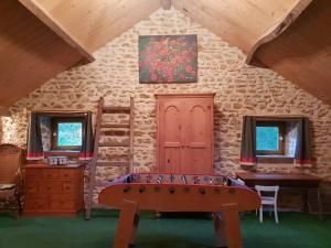 Maison indépendante avec grand jardin, terrasse, plan deau sécurisé et salle de jeux près du lac dÉguzon - FR-1-591-216