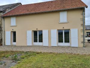 Maisons de vacances Maison calme avec jardin et terrasse, proche Chateauroux, 3 chambres, 3 salles de bain, parking inclus - FR-1-591-359 : Maison de Vacances