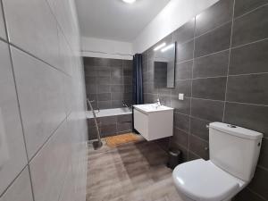 Maisons de vacances Maison tranquille avec jardin, proche Chateauroux, 4 ch., 3 sdb, terrasse, barbecue, parking - FR-1-591-358 : photos des chambres