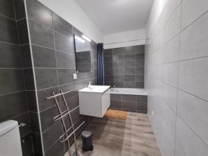 Maisons de vacances Maison tranquille avec jardin, proche Chateauroux, 4 ch., 3 sdb, terrasse, barbecue, parking - FR-1-591-358 : photos des chambres