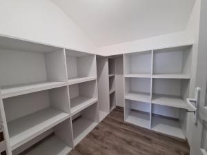Maisons de vacances Maison tranquille avec jardin, proche Chateauroux, 4 ch., 3 sdb, terrasse, barbecue, parking - FR-1-591-358 : photos des chambres