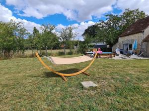 Maisons de vacances Charmante Longere avec Terrasse et Piscine Chauffee, proche chateaux et zoo, en pleine nature - FR-1-591-240 : photos des chambres