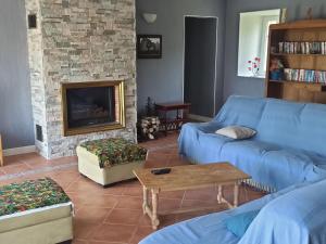 Maisons de vacances Charmante Longere avec Terrasse et Piscine Chauffee, proche chateaux et zoo, en pleine nature - FR-1-591-240 : photos des chambres