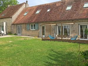 Maisons de vacances Charmante Longere avec Terrasse et Piscine Chauffee, proche chateaux et zoo, en pleine nature - FR-1-591-240 : photos des chambres