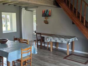 Maisons de vacances Charmante Longere avec Terrasse et Piscine Chauffee, proche chateaux et zoo, en pleine nature - FR-1-591-240 : photos des chambres