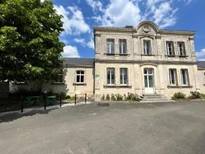 École rénovée avec terrasse, 3 chambres, draps, ménage et chauffage inclus - FR-1-591-344 - Vatan