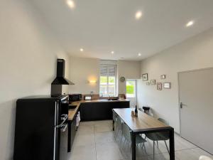 École rénovée avec terrasse, 3 chambres, draps, ménage et chauffage inclus - FR-1-591-344