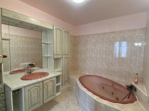 Maisons de vacances Gite Saint-Gaultier, 5 pieces, 8 personnes - FR-1-591-441 : photos des chambres