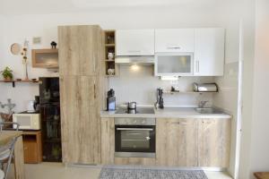 Apartments with WiFi Umag - 22377