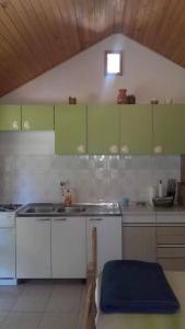 Secluded house with a parking space Postira, Brac - 22203