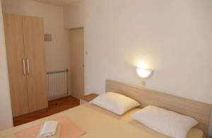 Apartments by the sea Supetarska Draga - Donja, Rab - 22365