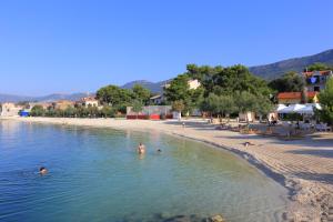 Apartments by the sea Kastel Gomilica, Kastela - 22370