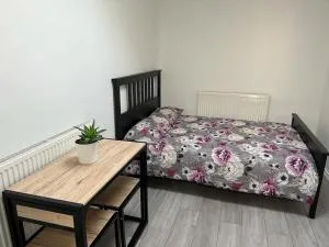 Modern Studio flat with free parking - Langley Marish