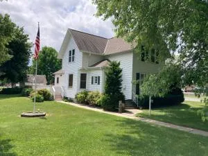Cozy Algoma Retreat! Minutes to Beach and Downtown! - Kewaunee