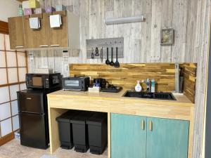 CalmbaseGARAGE ツーリング最適 愛車と泊まる古民家 1階ガレージで雨も安心 水回りフルリノベで女性も快適な清潔宿