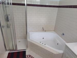 4-bedroom Acre Retreat with Pool & Garden - Pets and Long Stays Welcome