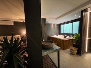 LUXURY PALACE POBLADO MANILA