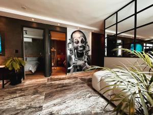 LUXURY PALACE POBLADO MANILA