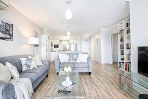 Spectacular Riverside Apartment