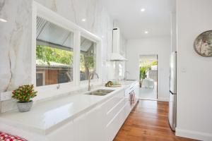 The Queenslander! Complete Entertainer - Huge - Stylish - Games - Full Level Pool Room - Smokehouse - Secure Parking - Yard #NEW!