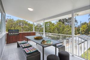 The Queenslander! Complete Entertainer - Huge - Stylish - Games - Full Level Pool Room - Smokehouse - Secure Parking - Yard #NEW!