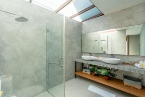 Villa Brawa 8G - 3 bedroom luxury villa with rooftop walking distance to the Beach