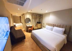 Family with Bathtub room in Away Bangkok Riverside Kene