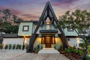 ELIVAAS 6 BHK Farmstay with Pvt Pool & Garden - Esh