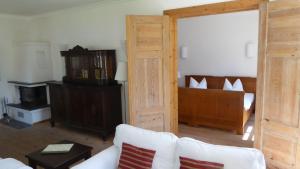 Gut-Rattelvitz-Parterre-C-hochwertig-Sauna-Kamin-eTankstelle-Spielscheune-15-000qm-Parkland
