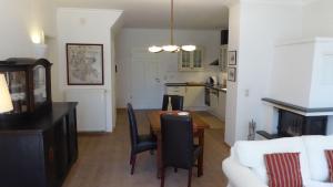 Gut-Rattelvitz-Parterre-B-hochwertig-Sauna-Kamin-eTankstelle-Spielscheune-15-000qm-Parkland