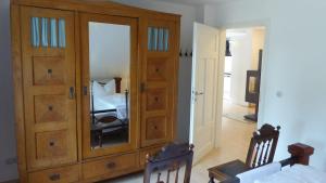 Gut-Rattelvitz-Galerie-D-hochwertig-Sauna-Kamin-eTankstelle-Spielscheune-15-000qm-Parkland