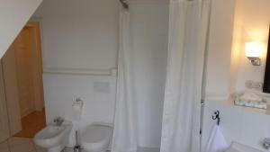 Gut-Rattelvitz-Galerie-D-hochwertig-Sauna-Kamin-eTankstelle-Spielscheune-15-000qm-Parkland