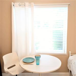 *Dogs Welcome* Cozy Studio Near BeachDowntown