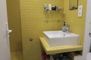 2 pièces lumineux quartier animé