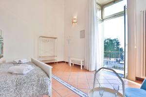 GuestHost - Chiaia Sea View Gem