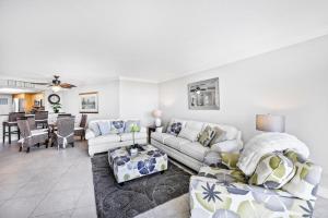 Beachfront condo in resort-style community with pool